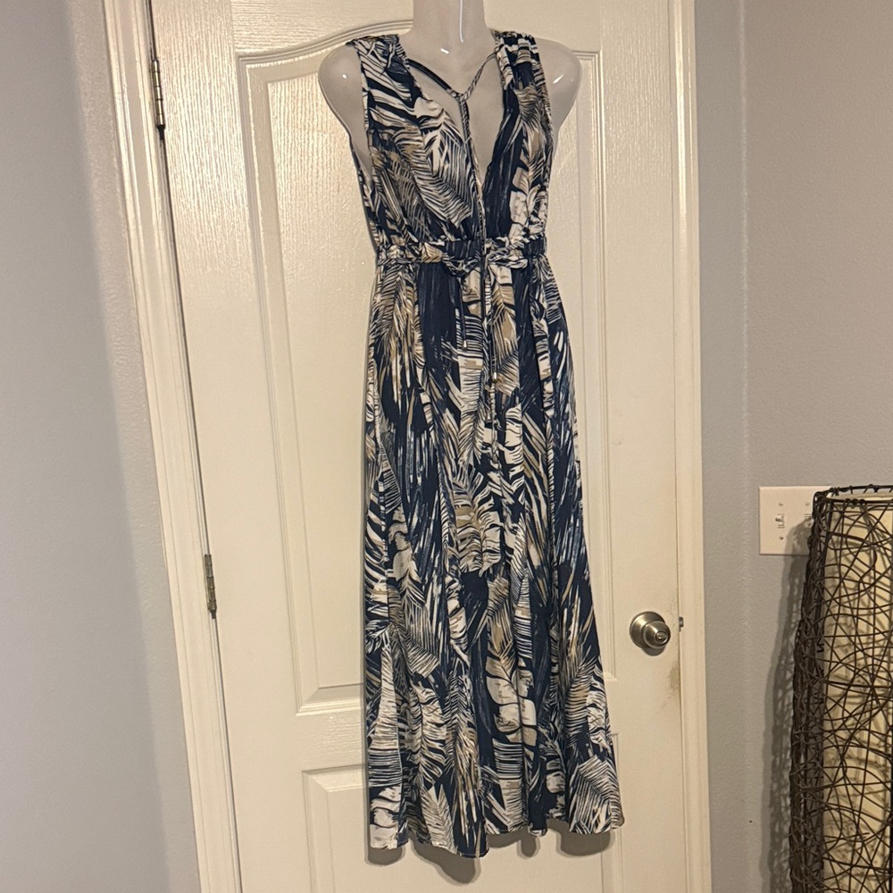 Elegant Leaf Print Maxi Dress in Blue and White